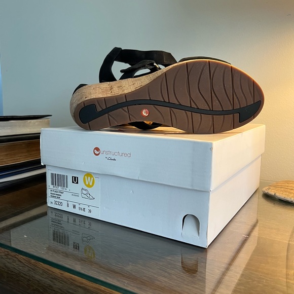 NWT -Clarks Unstructured Black 8 W Width with Box. With Cork bottom for comfort - Picture 3 of 4